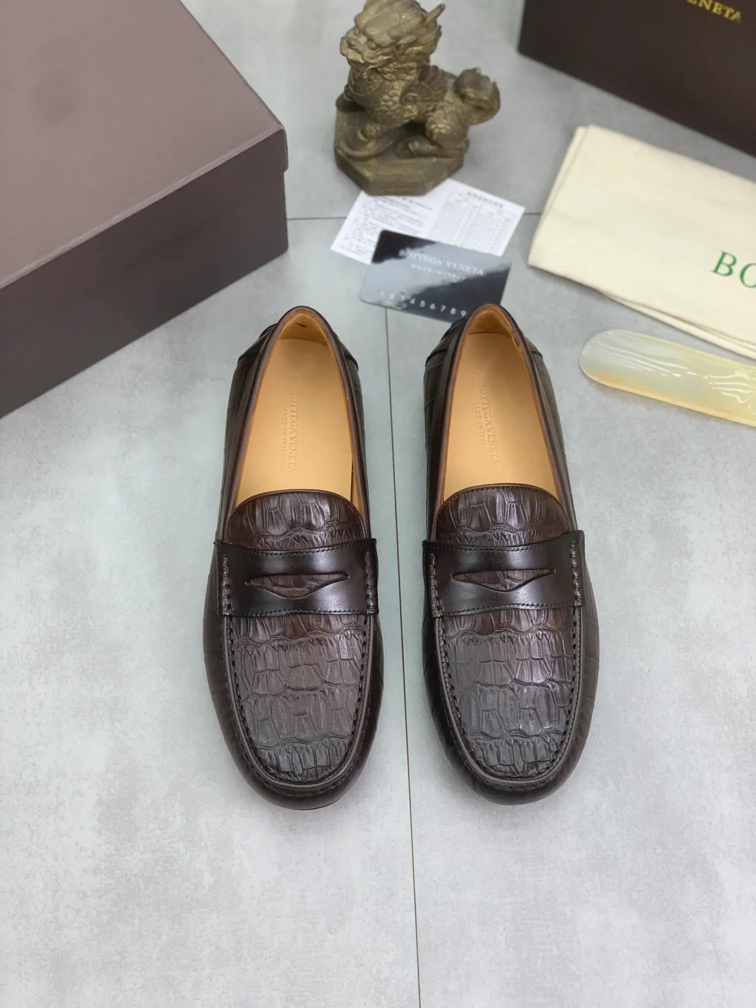 Men's shoes 💰P420 [New model] Water-dyed Niuli 💰High-quality business beanie shoes 💎💎💎 BOTTEGA VENETA official website synchronizes the latest top version of BV in the market, accepts material comparison, shoe type comparison, process comparison, practical and texture, versatile, suitable for any occasion, the more you look at it, the more it tastes. Purely hand-woven craftsmanship - Upper material, Italian 🇮🇹 imported crocodile pattern calfskin - High-quality water-dyed cowhide lining - Original private model customized outsole -Size: 39-44 (38 45 can be customized) Color: black or brown optional